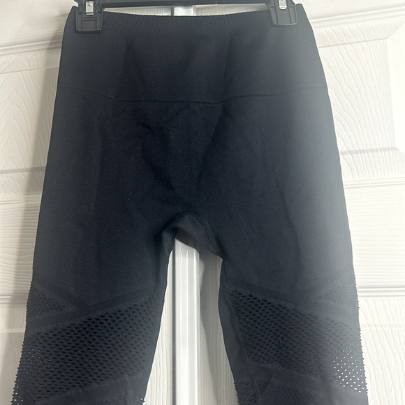 Fabletics Hi Rise Net Capri S? Black Read - Picture 2 of 6